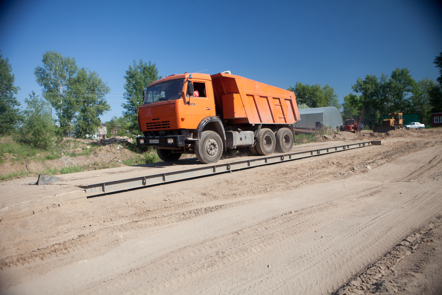 Самосвал скания инертные материалы. Погрузка самосвала. Ford cargo 8x4 самосвал. Щебень известняковый камаз. Погрузка щебня.